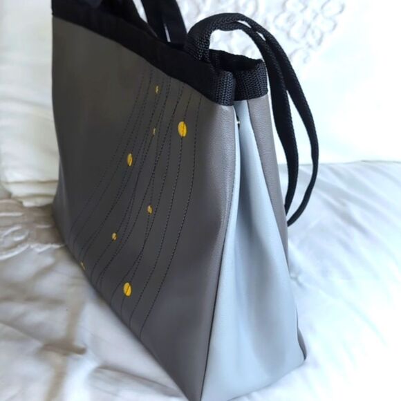 Holly Aiken Turbo XL Ultra Modern Design Vegan Tote🩶 - Picture 11 of 16